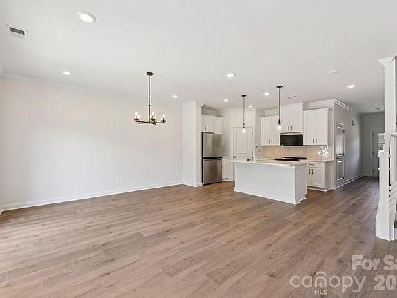 3rd image of 445 Markridge Loop