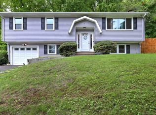 6 Snowapple Ln, Milford, CT 06460
