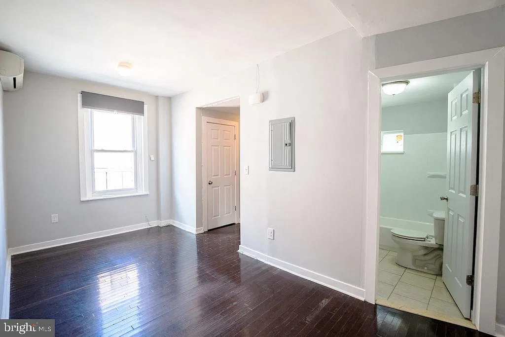 Studio, 1.0 bath, $975 — Photo 4