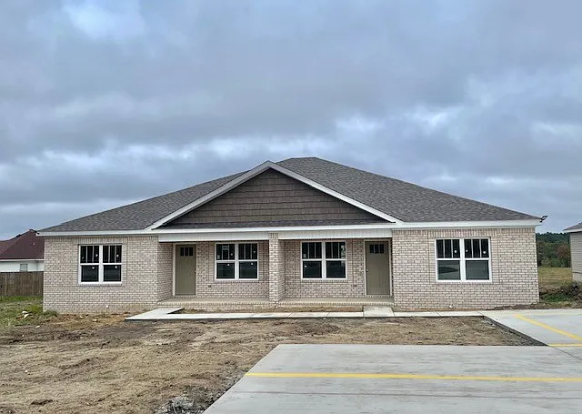 3 bed, 1200 sqft, $1,250 — Photo 1