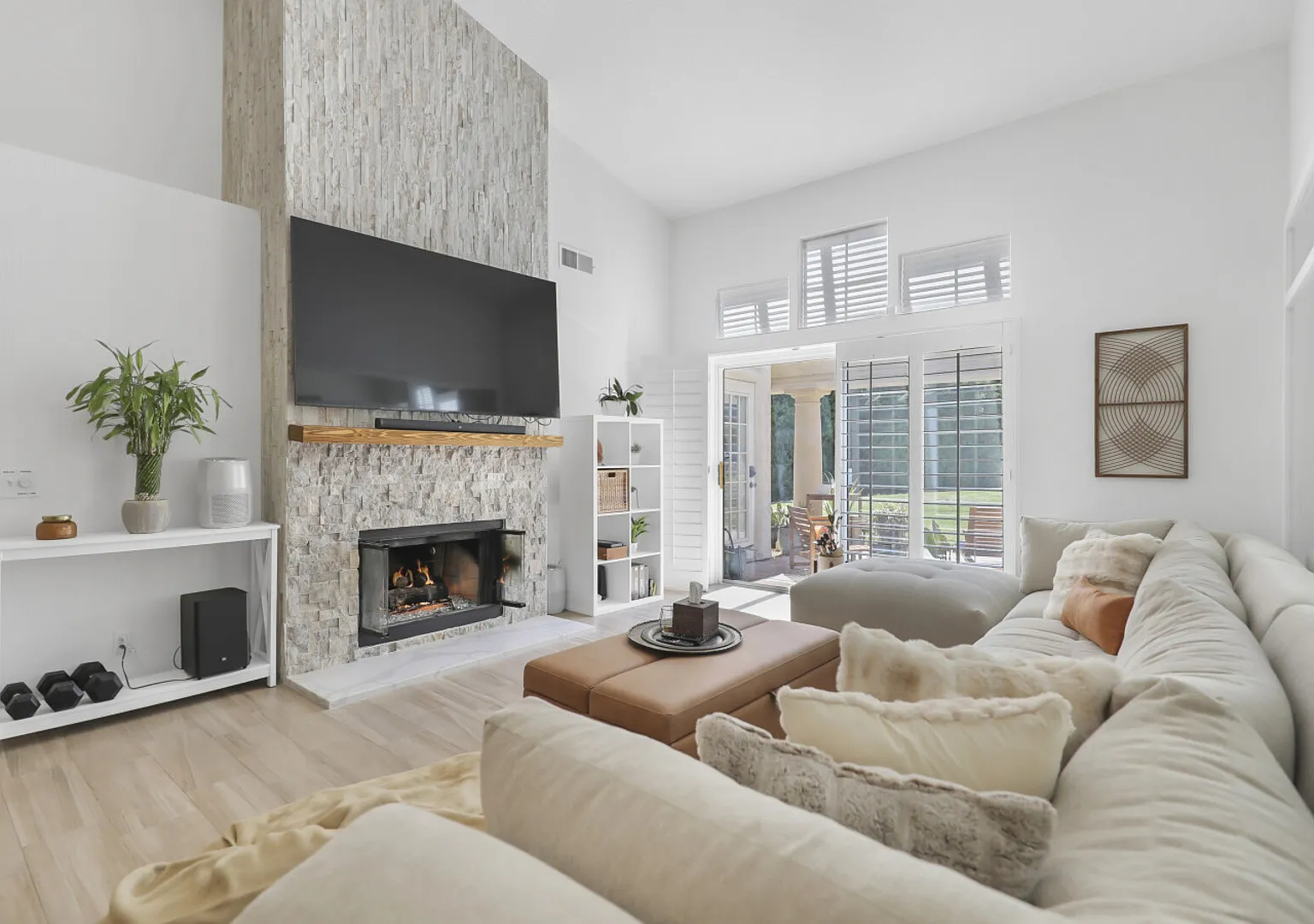 LUX |Condo *Rare* King Bed with Hot Tub and Pool — Photo 1