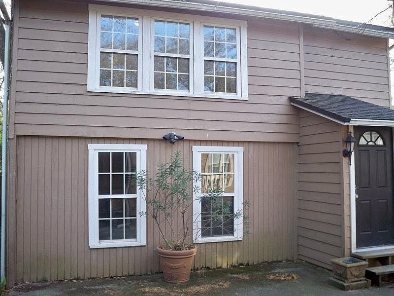 Front View Garage Apt