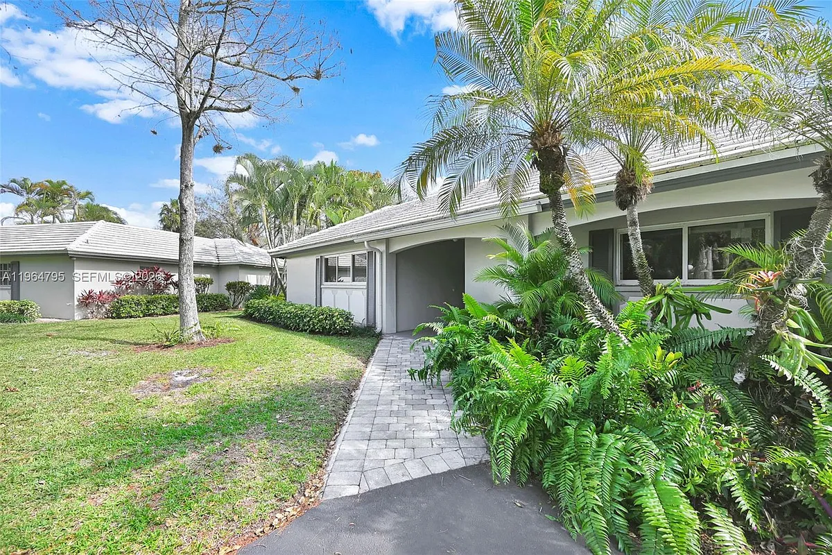 Building Photo - 820 E Cypress Ln #V-38