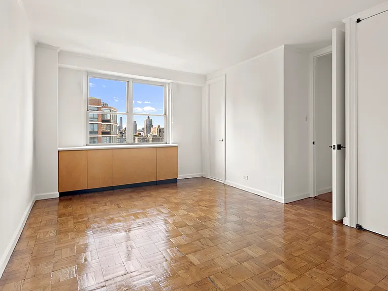 300 E 40th St #27R — Photo 8