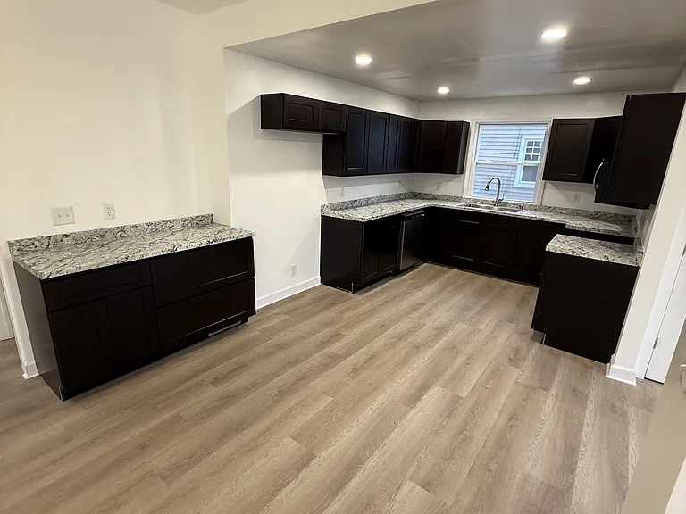 1425 Camp Ave — Photo 2