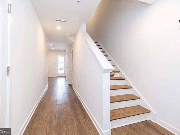 3rd image of 910 Magnolia Ln