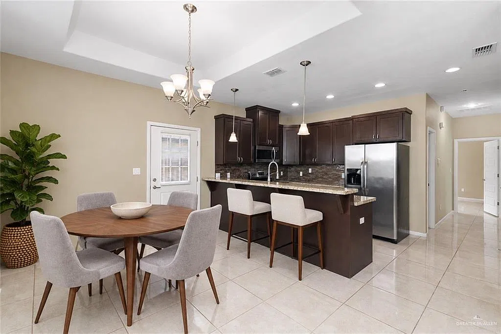 3 bed, 2.0 bath, 1210 sqft, $1,300 — Photo 4