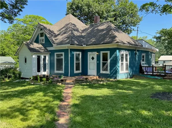 918 Elm St, Baldwin City, KS 66006