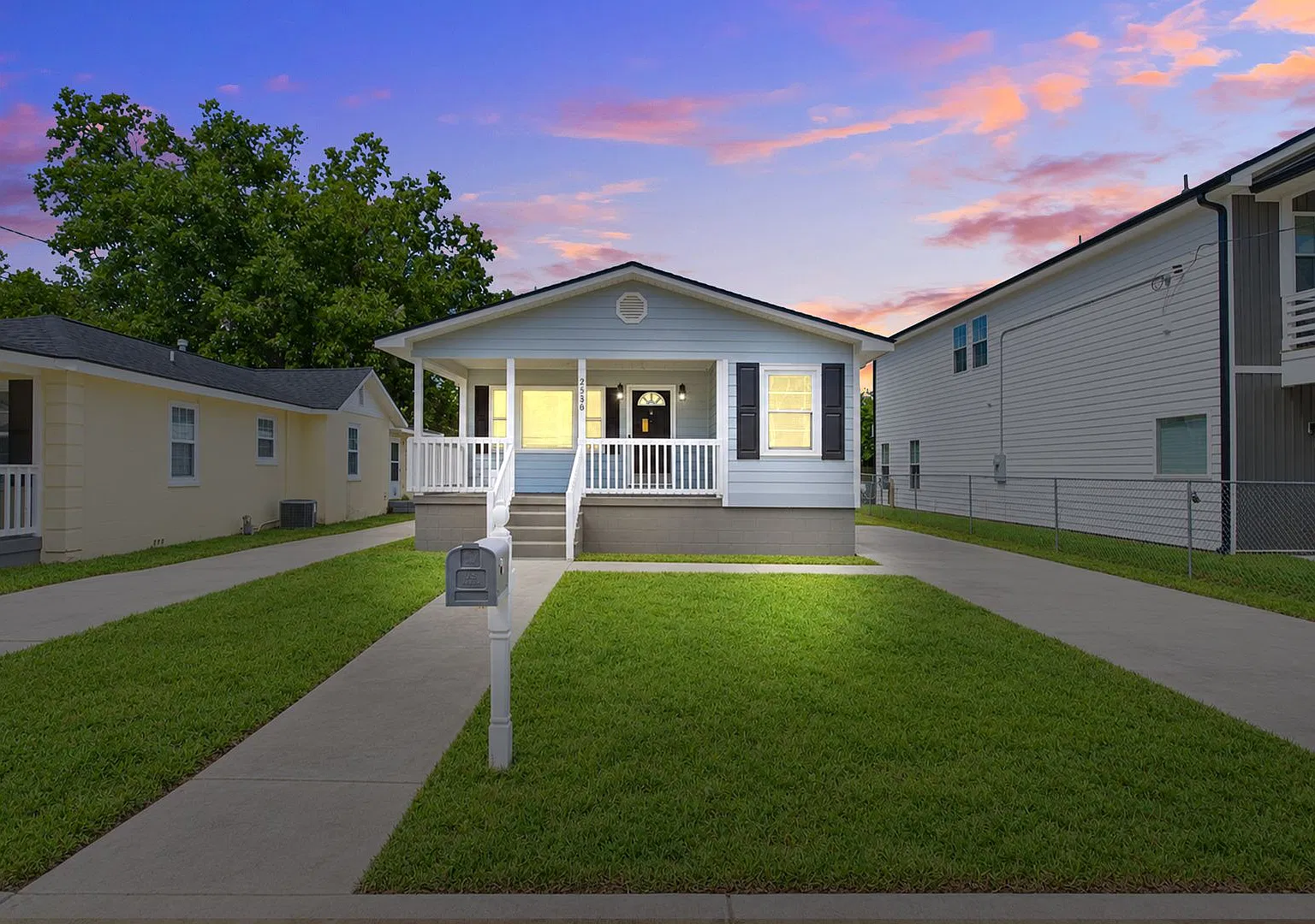 Spacious 3 Bedroom Home Near Downtown Charleston — Photo 1