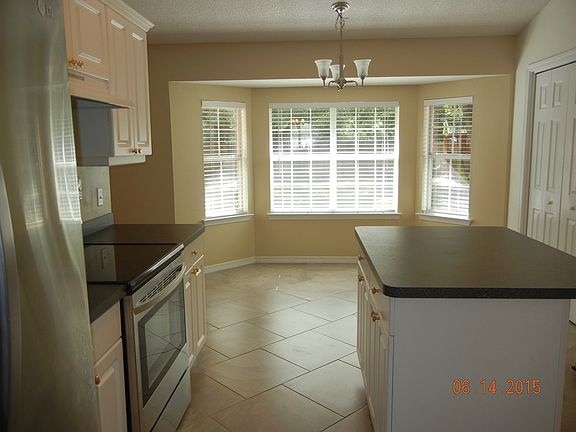 eating area in kitchen