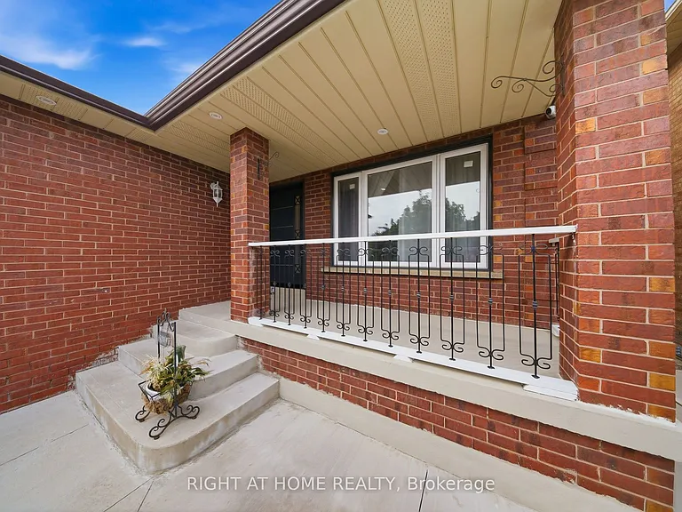 29 Sunforest Dr — Photo 7