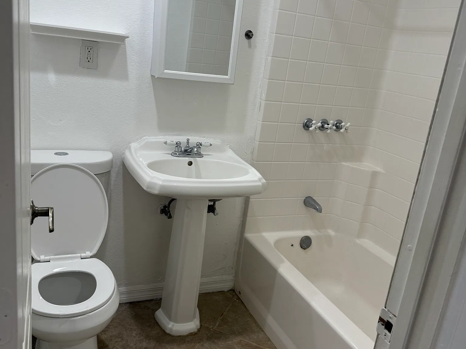 557 Morse Ave — Photo 2