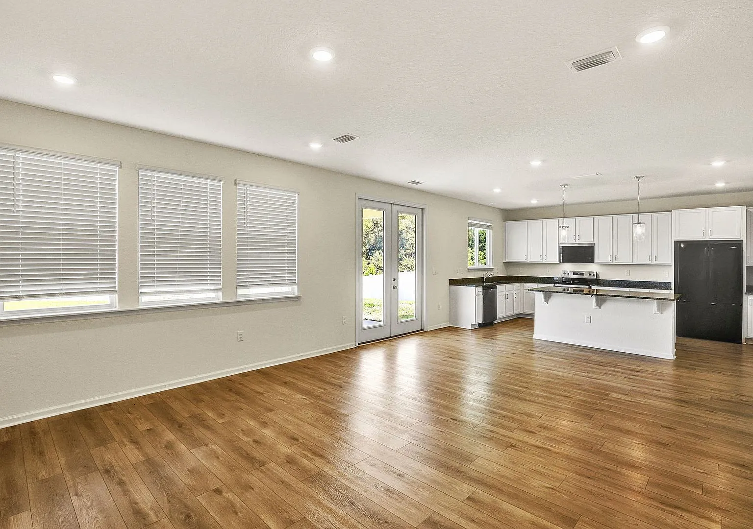 Like new 4 bedroom/ 3 bathroom home on the Westside — Photo 4