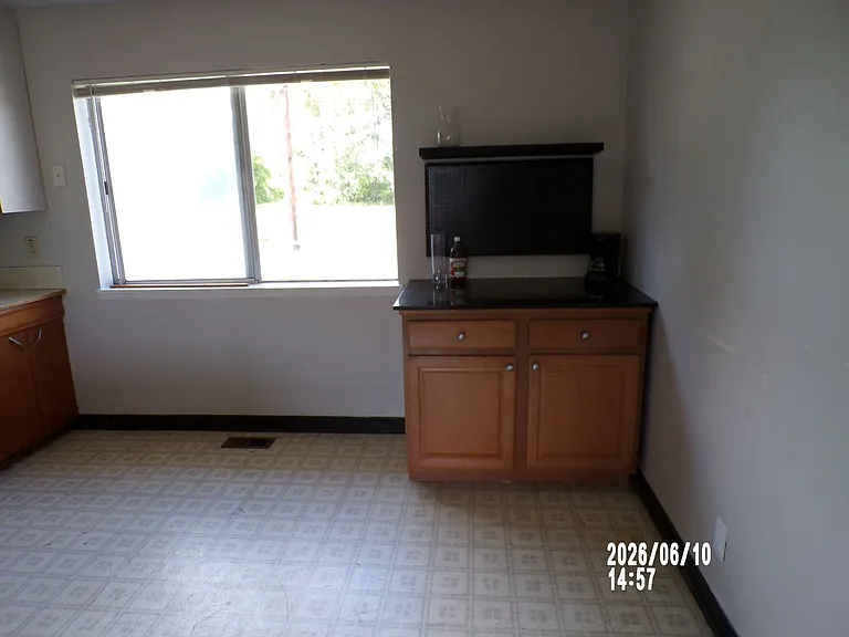 325 SE Bridgeway Ave — Photo 5