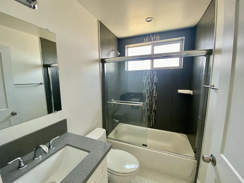 Gorgeous full size bathroom