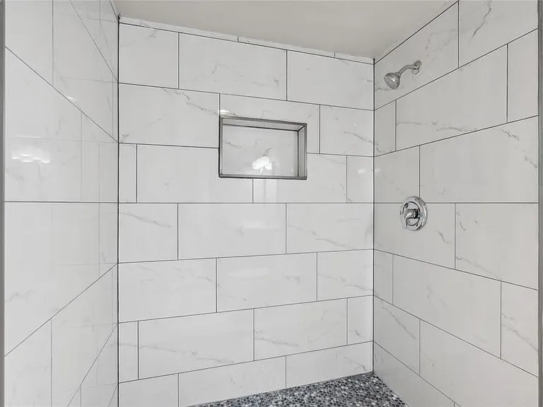 556 Hawthorne Dr — Photo 16