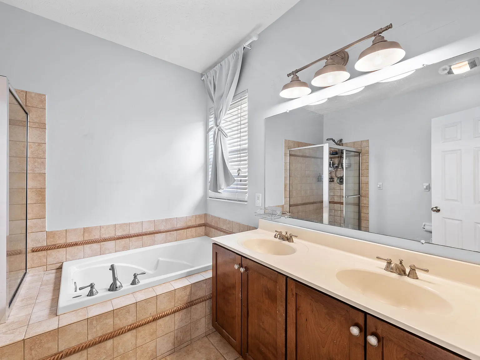 4 bed, 2352 sqft, $3,000 — Photo 3