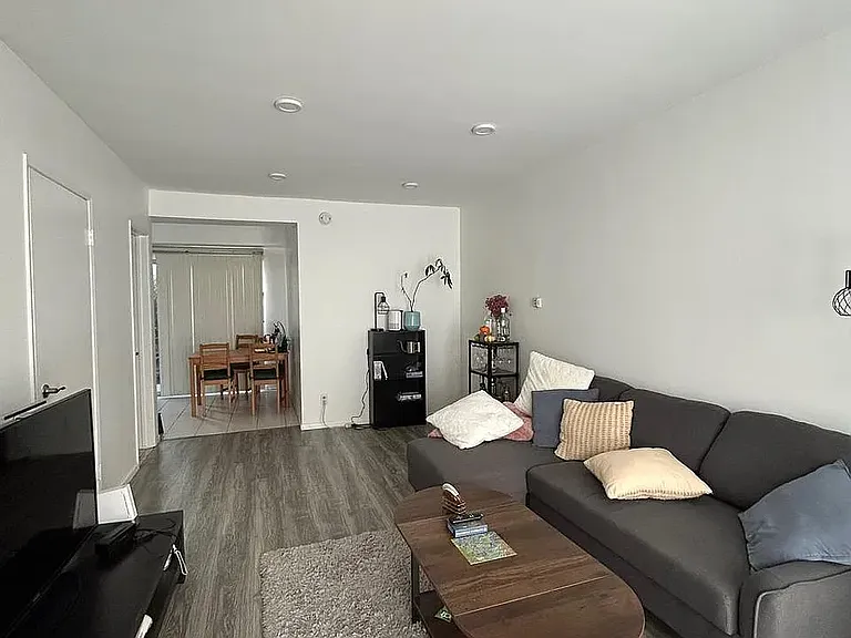 1329 S Saltair Ave #4 — Photo 2