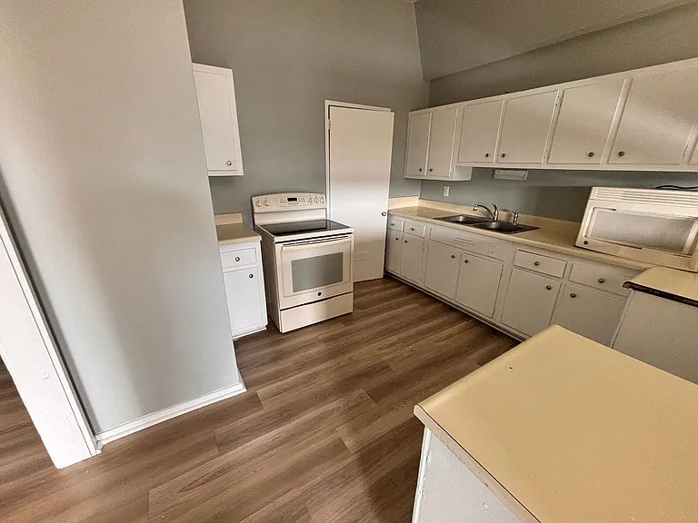 1304 Vandenberg Cir — Photo 3