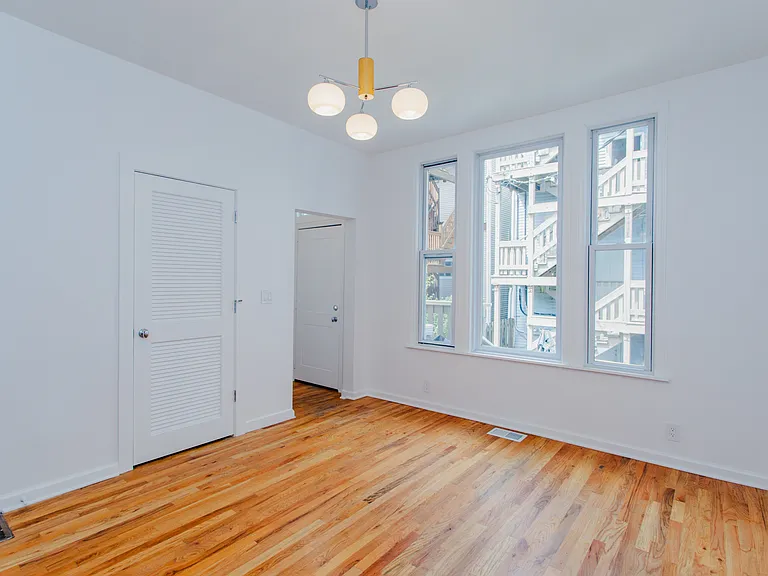 1325 W Barry Ave #1R — Photo 4