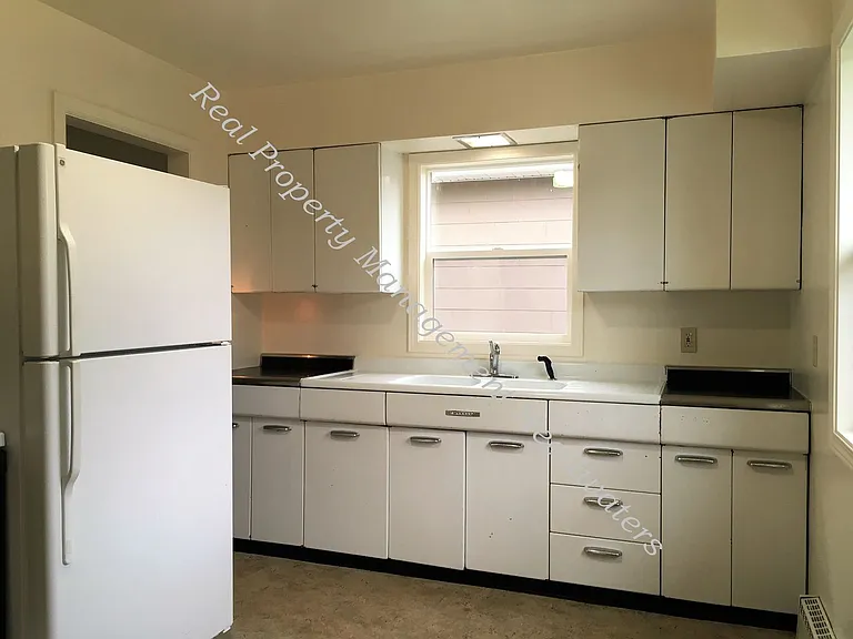820 E Broadway St — Photo 4