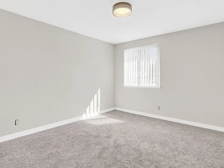 611-613 Russell Boulevard — Photo 11