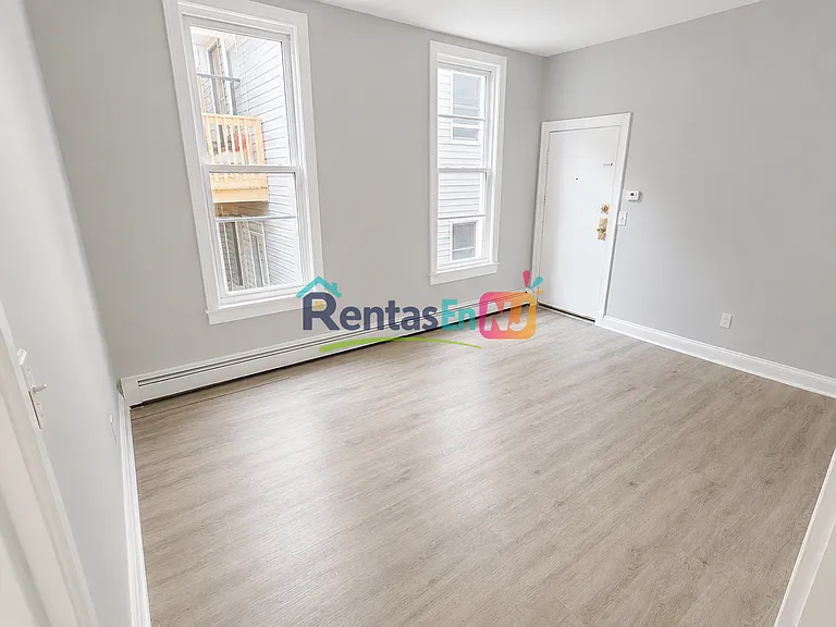 690 Summer Ave #4 — Photo 3