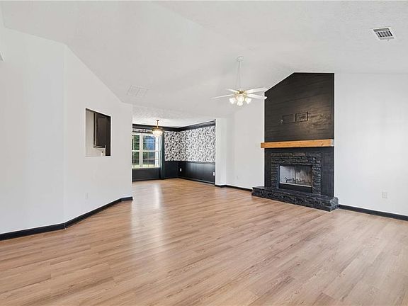 4th image of 298 Winslow Way