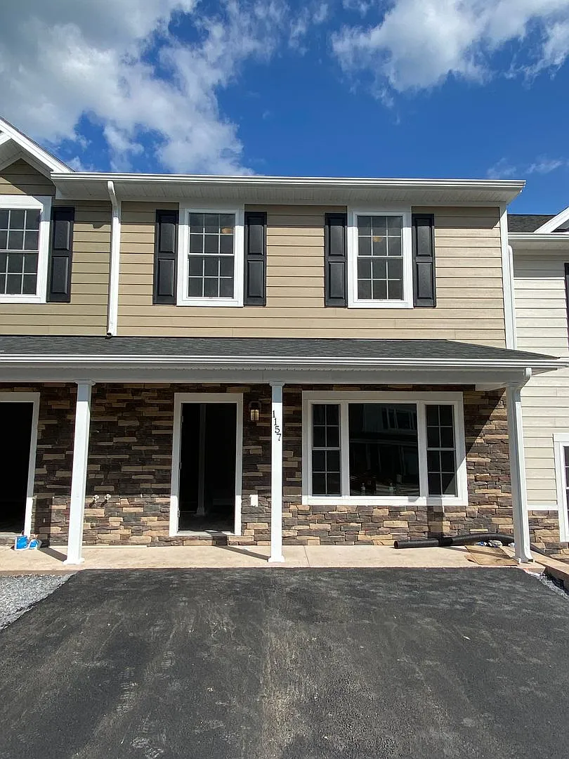 Townhouse for Rent in Crescent Ridge — Photo 1