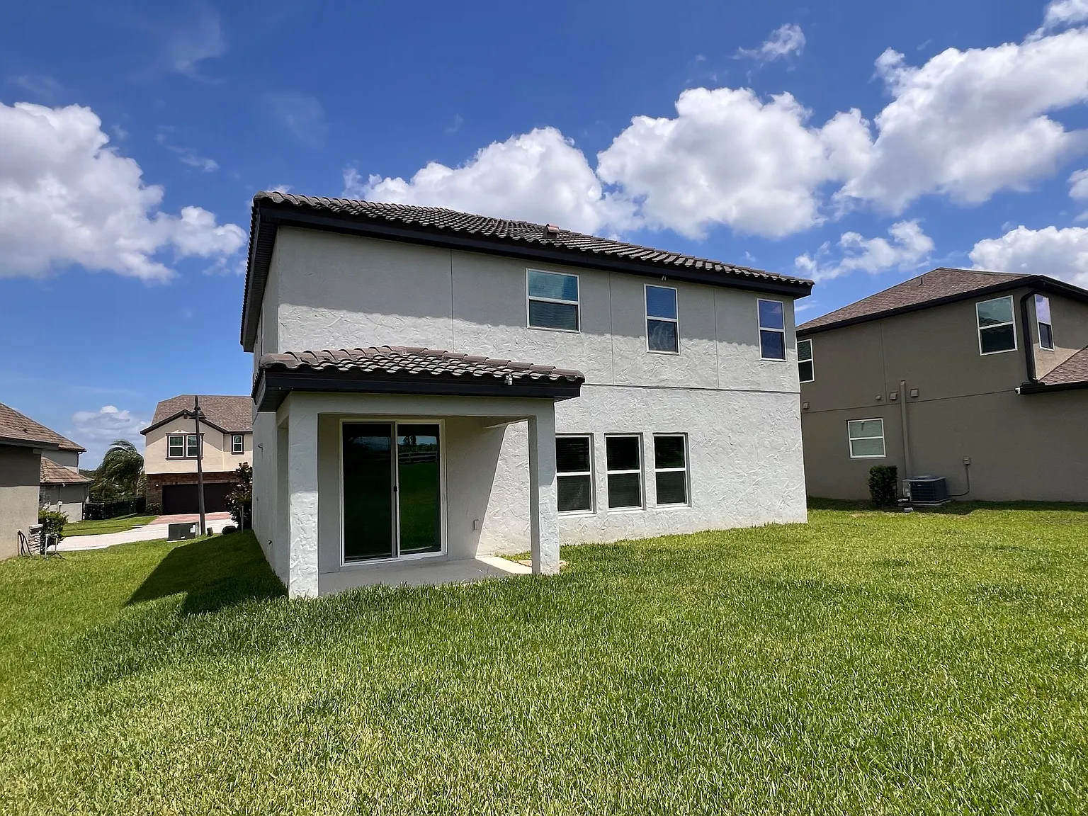 4 bed, 2.5 bath, 2574 sqft, $3,100 — Photo 2