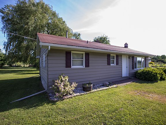 Situated on almost an acre (120x300) just north of Midland, this home is located in the Midland School District. Built in Mills Township in 1956.