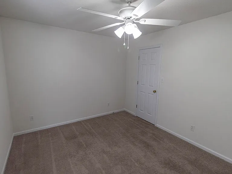 3402 E Saint Charles Rd — Photo 12