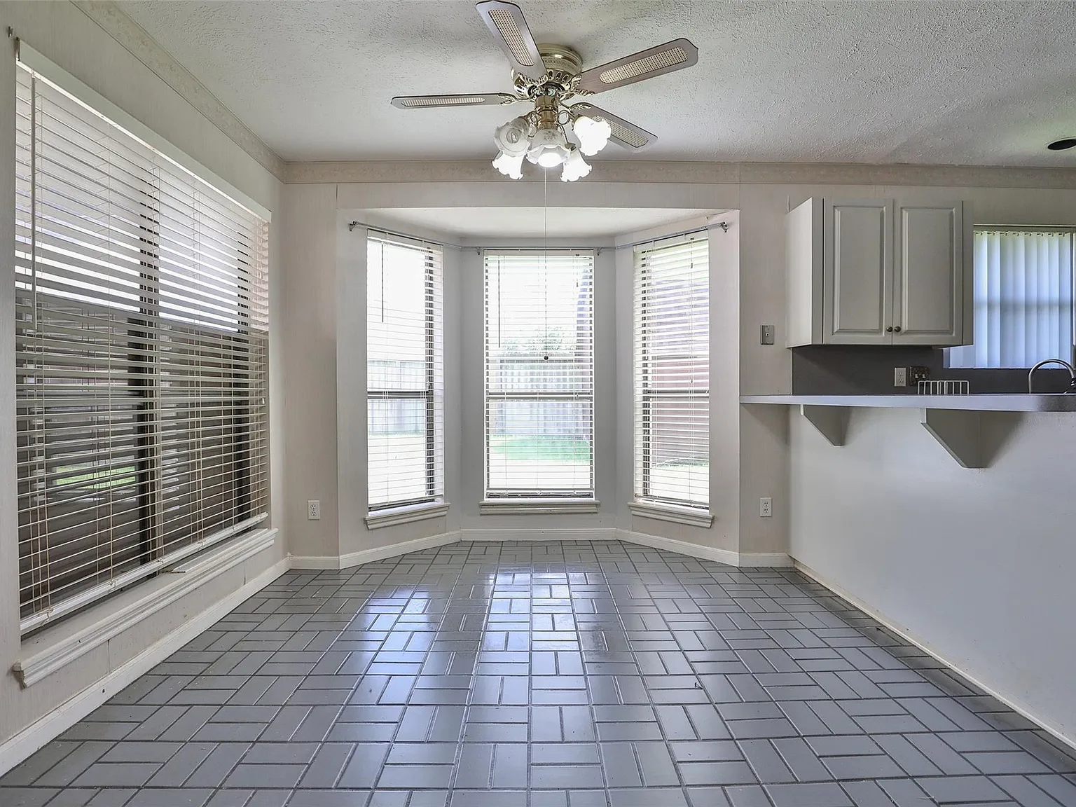 3 bed, 2.0 bath, 1831 sqft, $2,100 — Photo 3