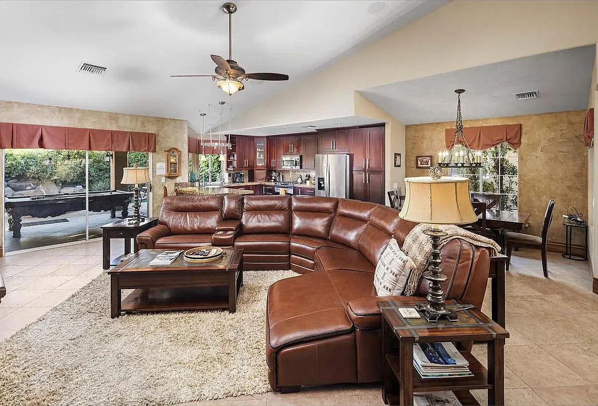 3 bed, 1976 sqft, $8,000 — Photo 2