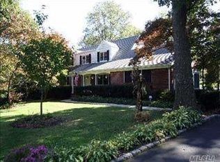 2 Sills Ct, Centerport, NY 11721