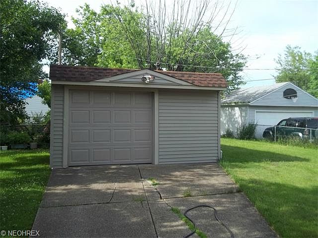 2nd image of 2530 Grovewood Ave