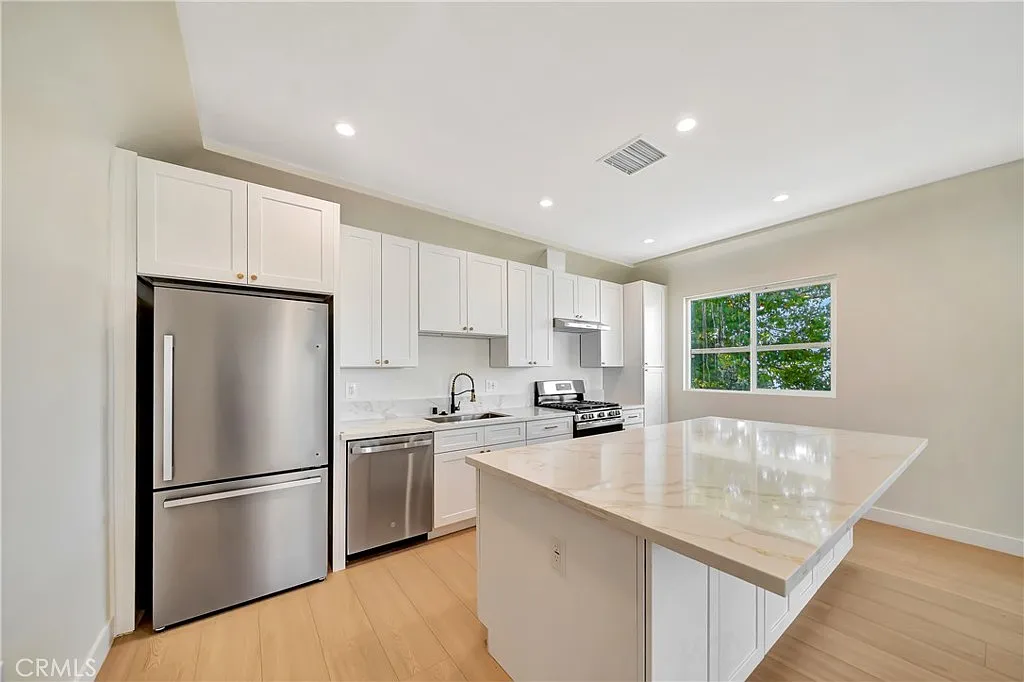 3 bed, 1300 sqft, $2,999 — Photo 3