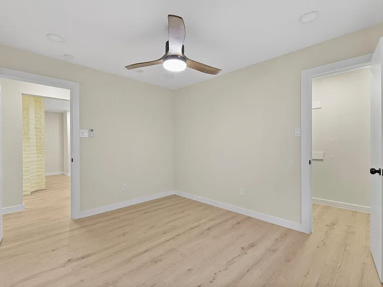 2322 Aprilmont Dr — Photo 23