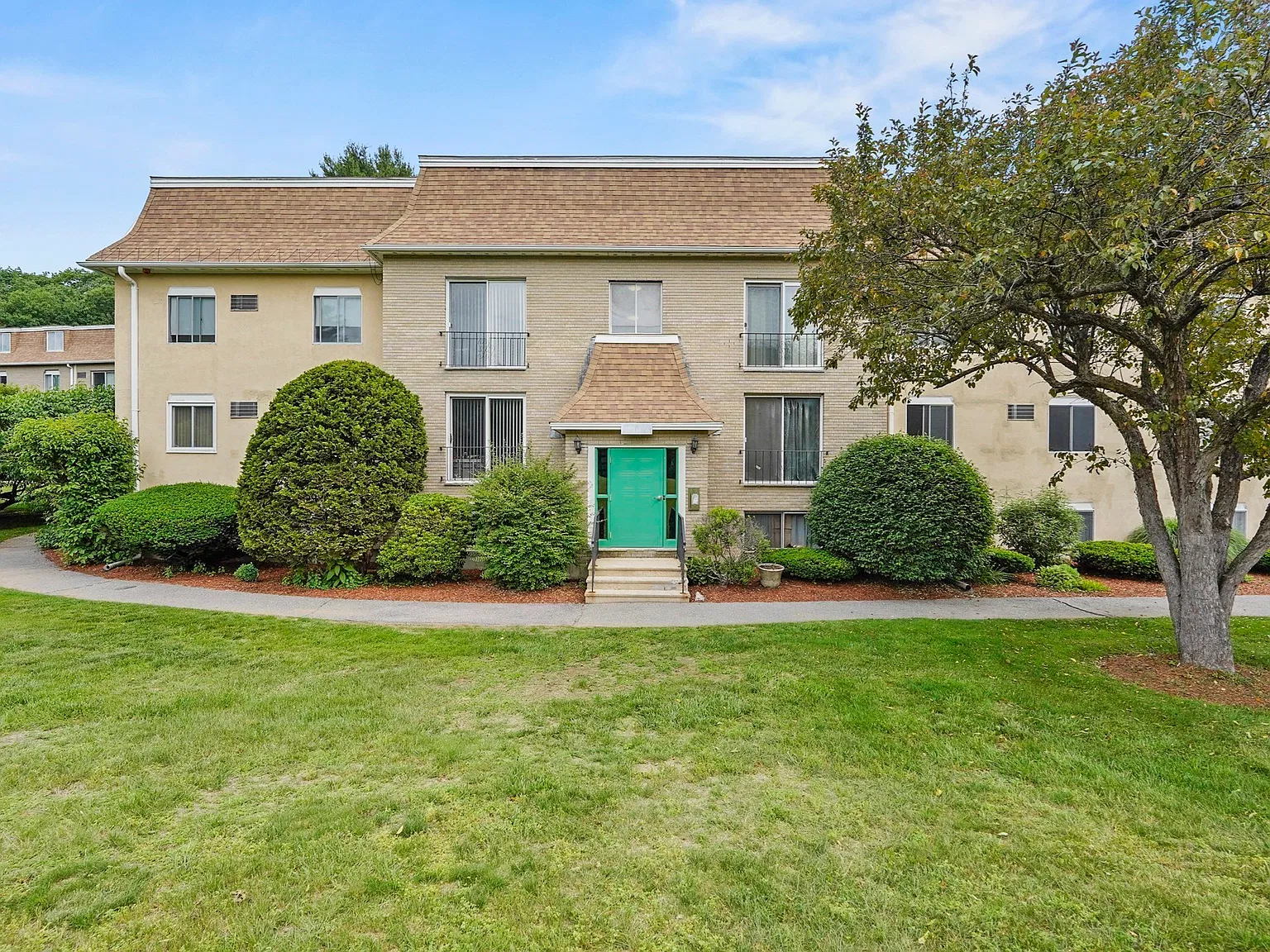 2 bed, 1.0 bath, 816 sqft, $2,000 — Photo 1