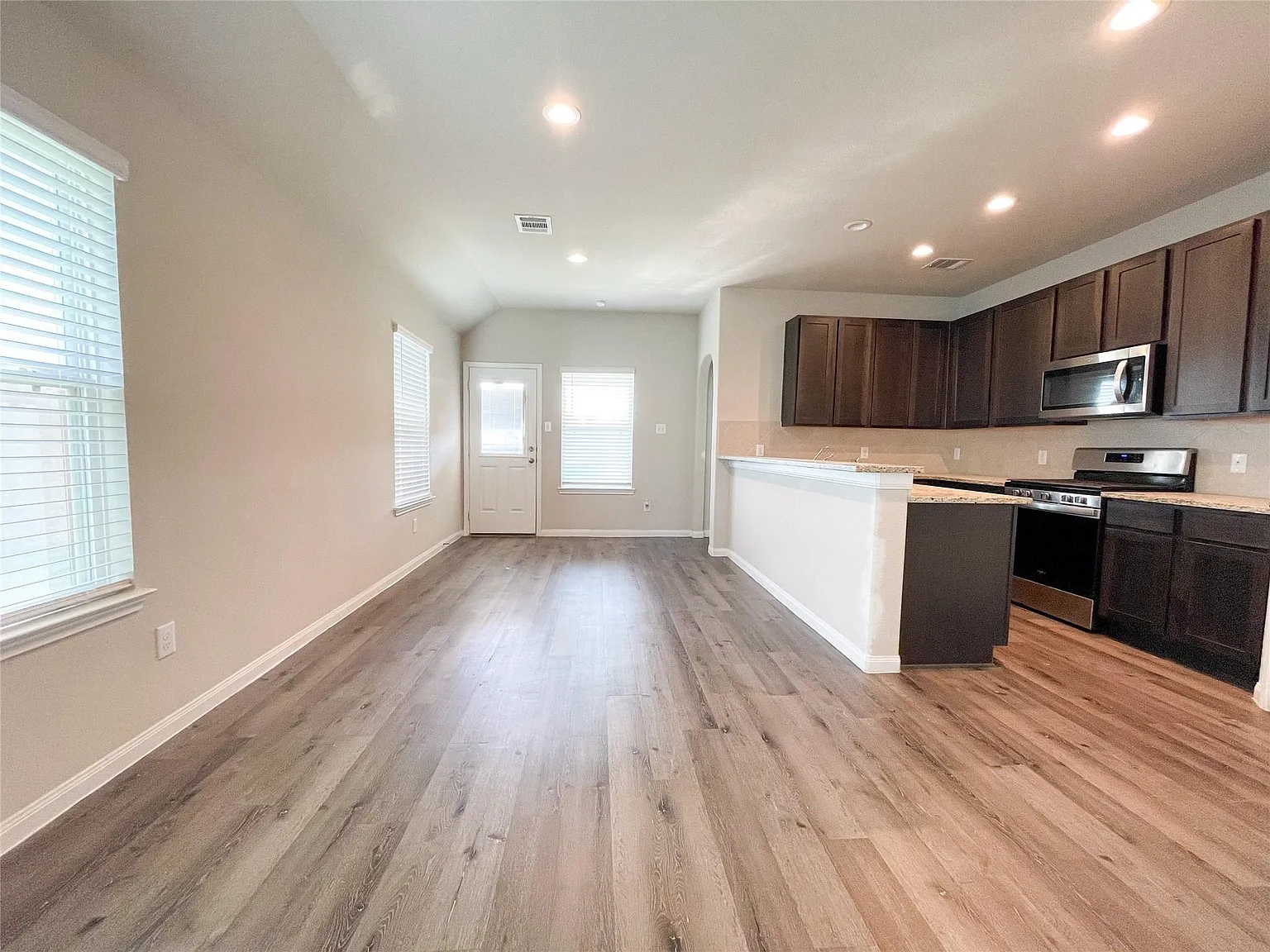3 bed, 2.0 bath, 1390 sqft, $2,200 — Photo 4