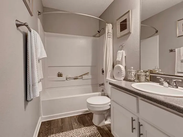 Harlowe Apartments — Photo 10