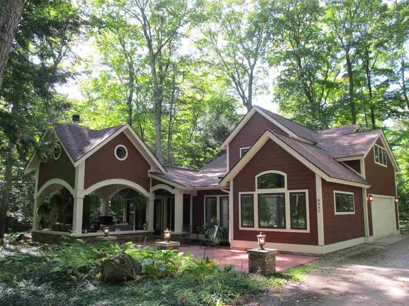 8340 Bridge St, Harbor Springs, MI 49740