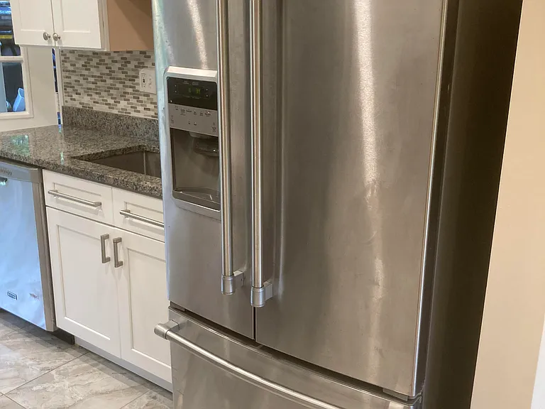 Refrigerator/freezer with ice/water dispenser
