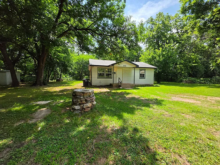 302 E Anna St — Photo 1