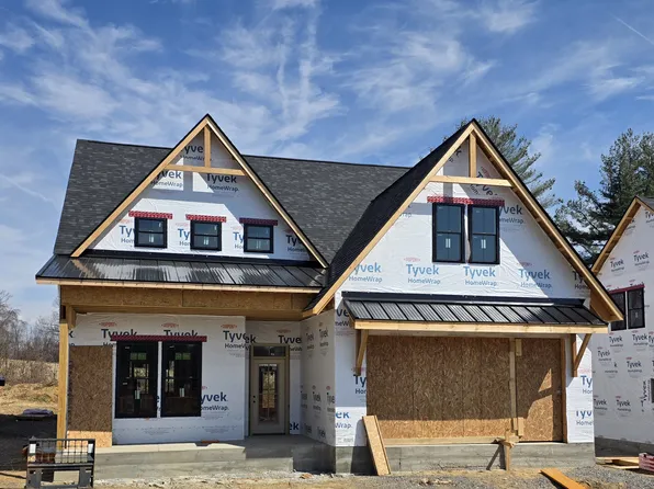 802 Country Club Ct, Johnson City, TN 37601