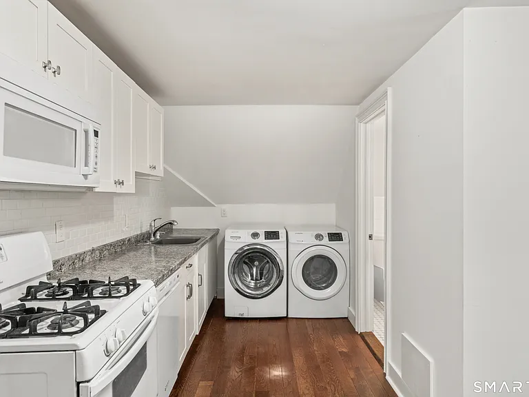 318 Suburban Ave — Photo 14