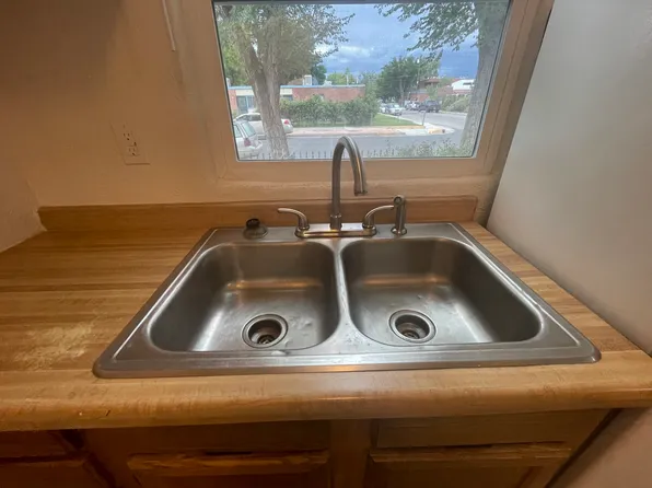 1 bed, 1.0 bath, 425 sqft, $1,075, 1119 Gold Ave SW, Albuquerque, NM 87102