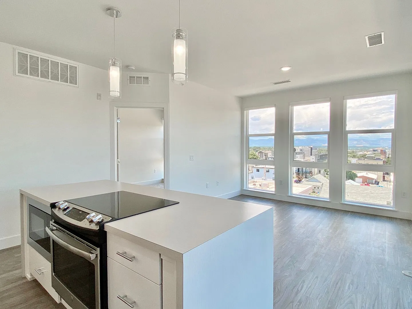 Luxury Top-Floor Condo with Stunning Mountain & City Views — Photo 4