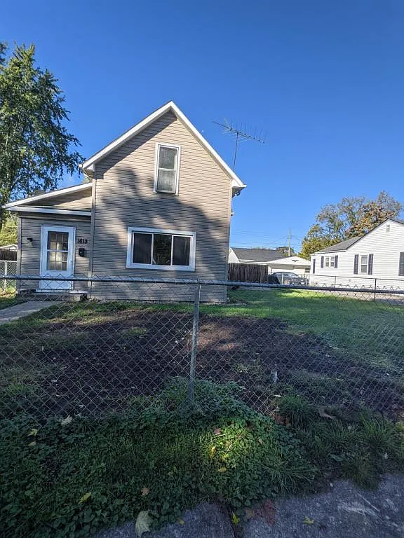1613 N McCann — Photo 1