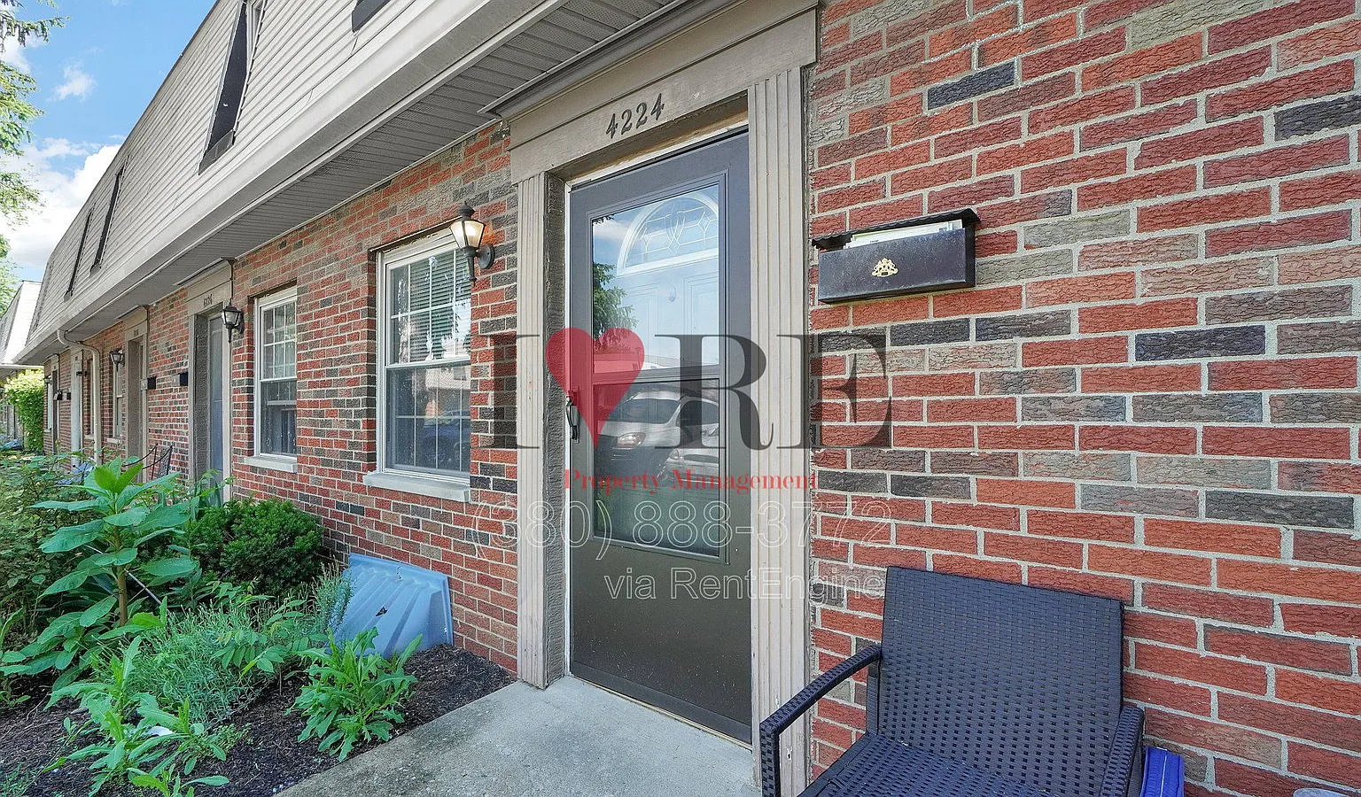 2 bed, 1.0 bath, 742 sqft, $995 — Photo 2